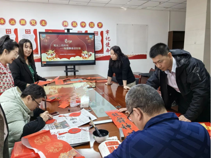 地質(zhì)集團開展“筆尖上的年味—翰墨飄香送祝?!被顒?>
</div>
<h4><a href=